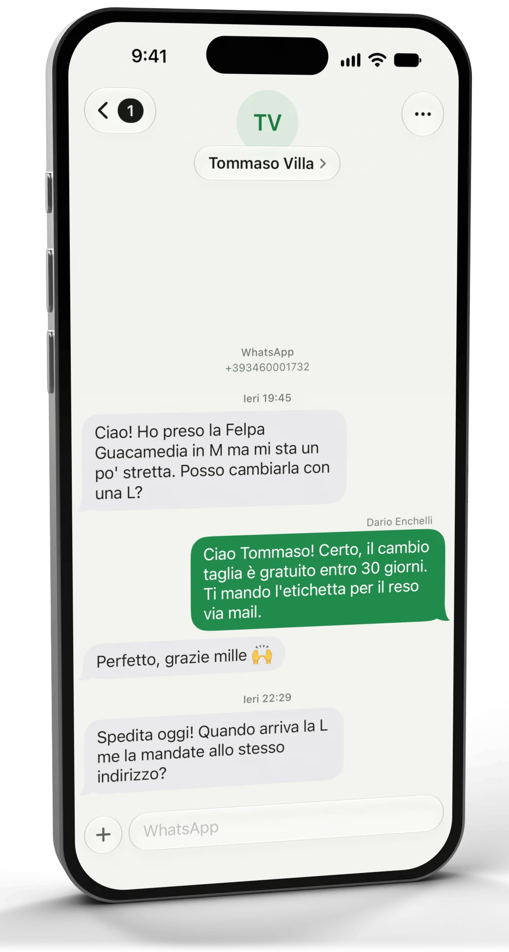 Un iPhone con una conversazione WhatsApp con un cliente, a bolle come in Messaggi