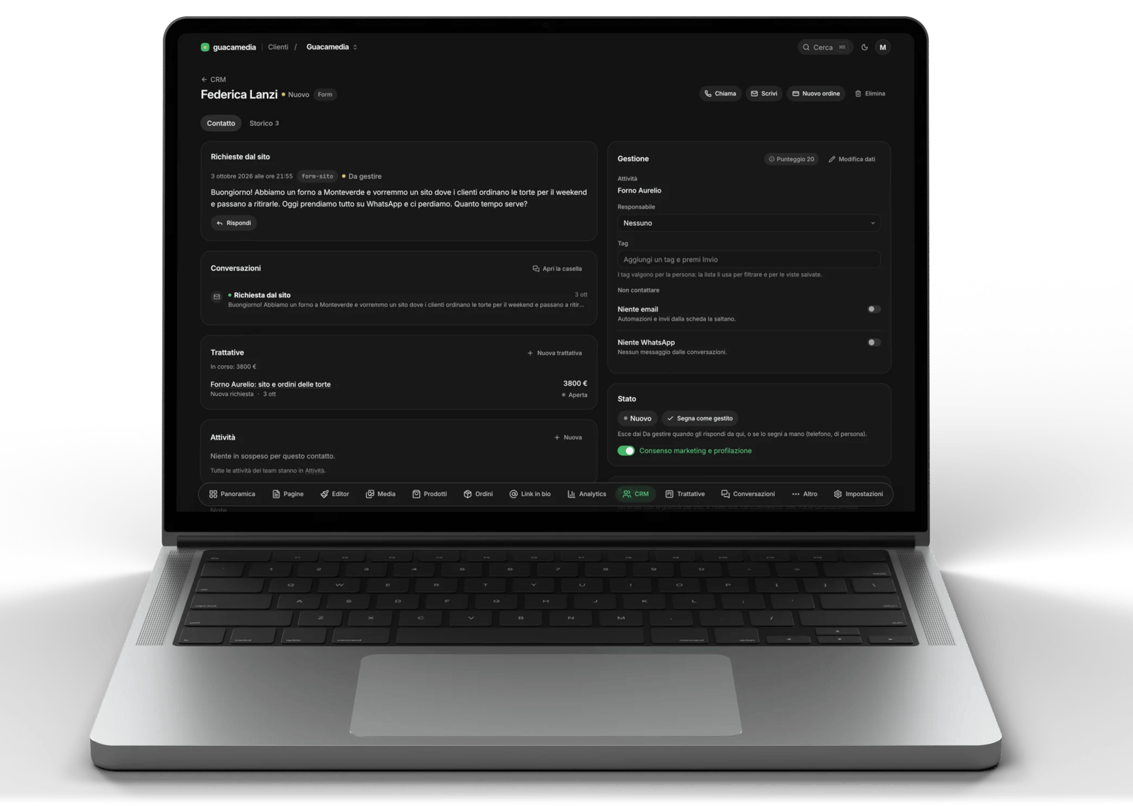 La ficha de un contacto en el CRM: la solicitud del sitio, la conversación y la oportunidad vinculada